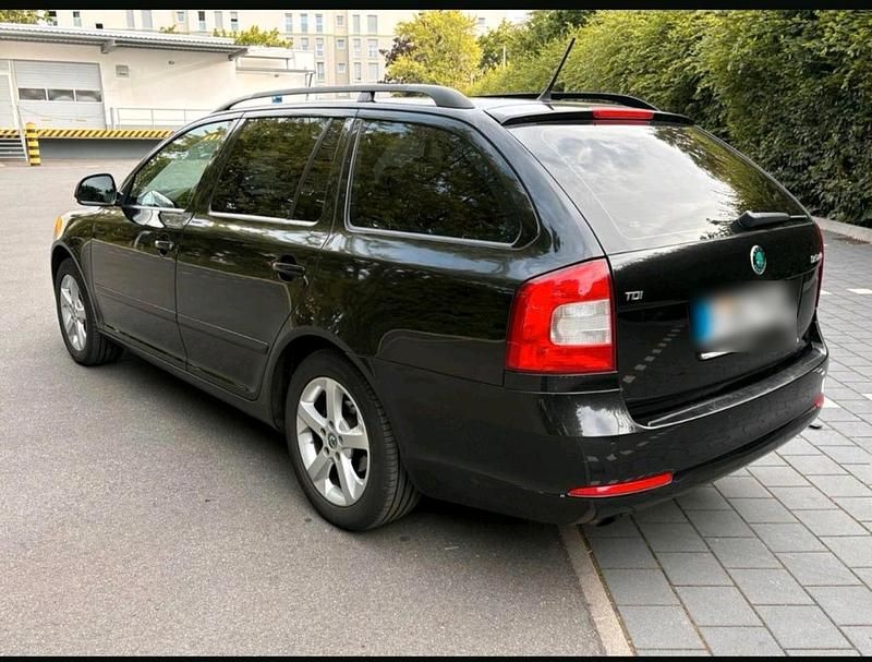 Gebraucht Skoda Octavia Elegance 105 PS (77 kW) 2011 Schwarz Kombi