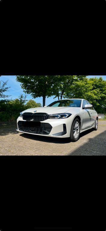 Weiß Gebraucht 2023 BMW 320 M Sport Limousine | 36.900 € (Superpreis) - Bild 1/4