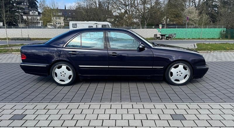 Gebraucht Mercedes E320 Avantgarde 197 PS (144 kW) 2000 Violet Limousine