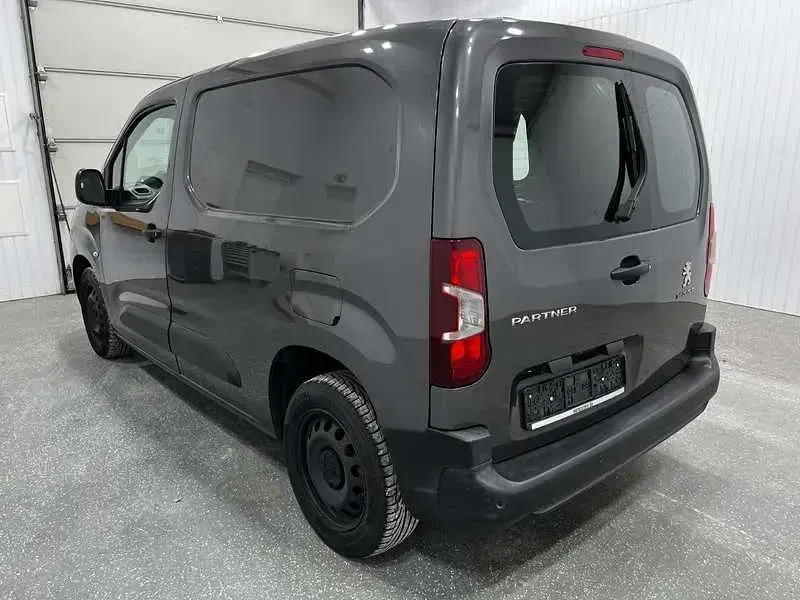 Gebraucht Peugeot Partner Premium 102 PS (75 kW) 2020 Platiniumgrau (metallic) Van / Kleinbus