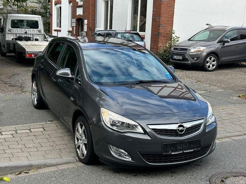 Grau Gebraucht 2011 Opel Astra Design Edition Limousine | 1.950 € (Superpreis) - Bild 1/4
