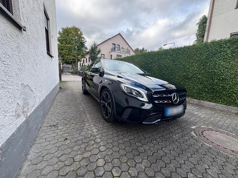 Gebraucht Mercedes GLA220 180 PS (132 kW) 2018 Schwarz SUV