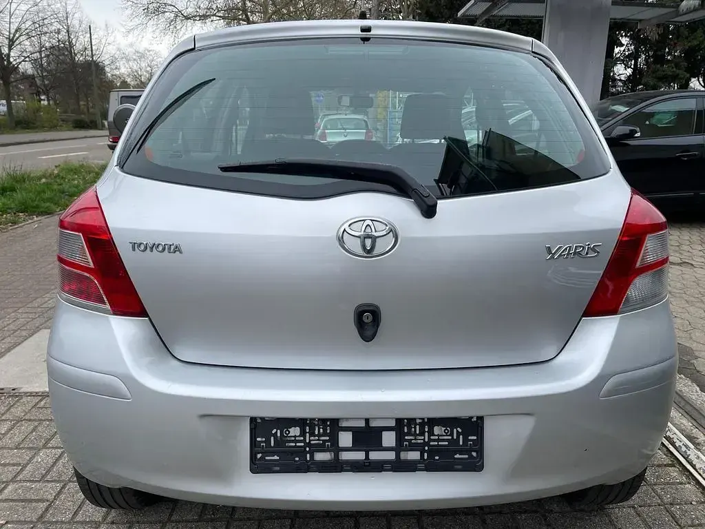 Gebraucht Toyota Yaris Cool 69 PS (50 kW) 2011 Silber Kleinwagen