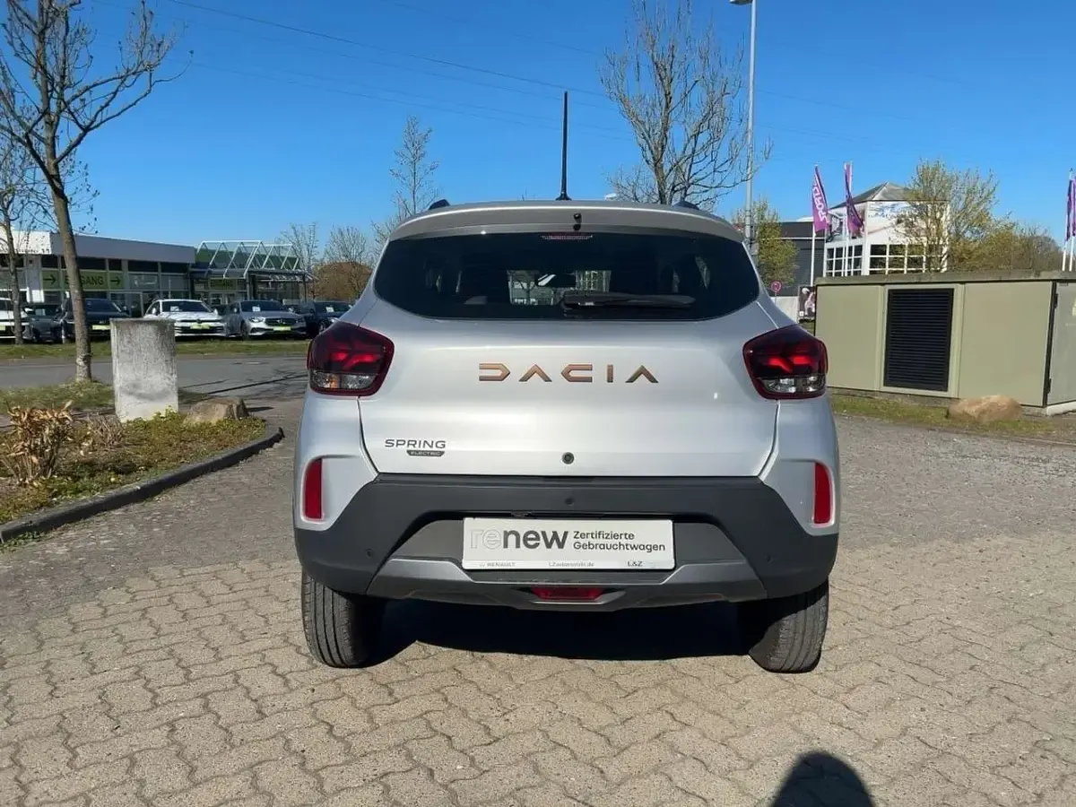 Używany Dacia Spring Extreme 47 kW (65 KM) 2024 Srebrny Hatchback