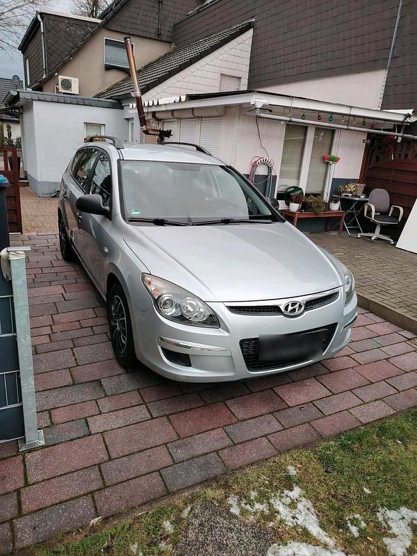 Gebraucht Hyundai i30 90 PS (66 kW) 2010 Silber Kombi