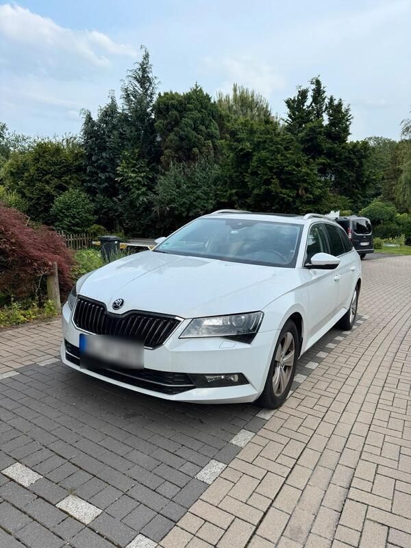 Weiß Gebraucht 2018 Skoda Superb Kombi | 15.500 € (Superpreis) - Bild 1/4