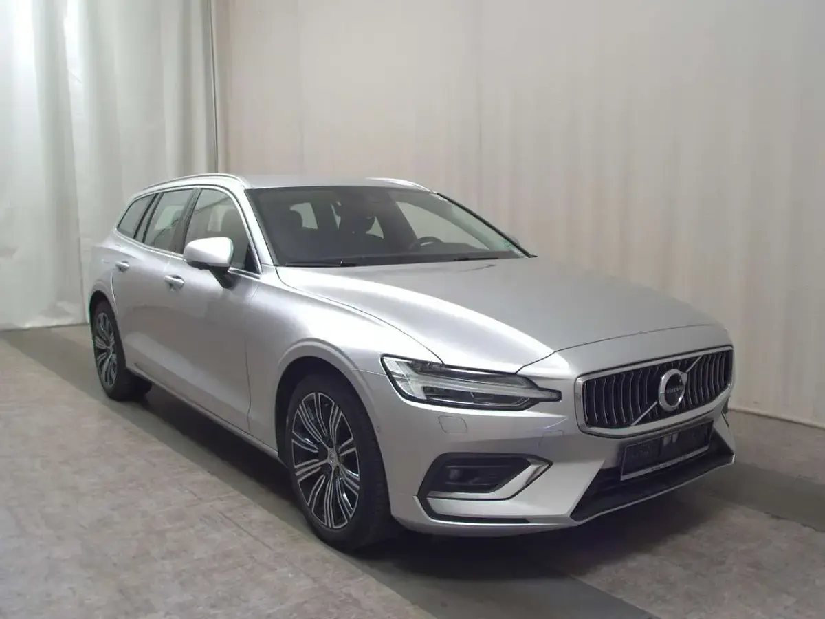 Gebraucht Volvo V60 Inscription 197 PS (144 kW) 2022 Silber Kombi