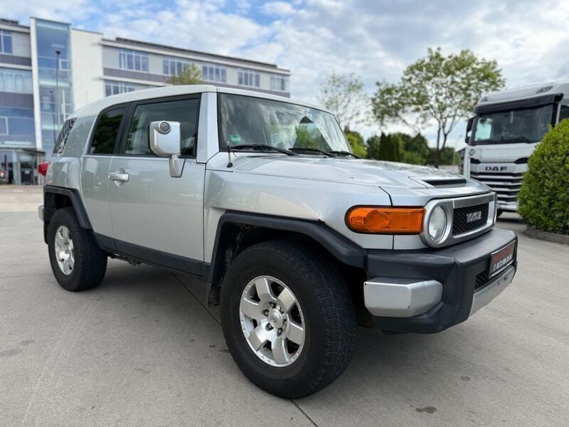 Silber Gebraucht 2007 Toyota FJ Cruiser SUV | 13.999 € - Bild 1/4