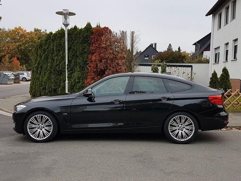 Schwarz Gebraucht 2015 BMW 330 Gran Turismo Luxury Line Limousine | 17.990 € (Fairer Preis) - Bild 1/4