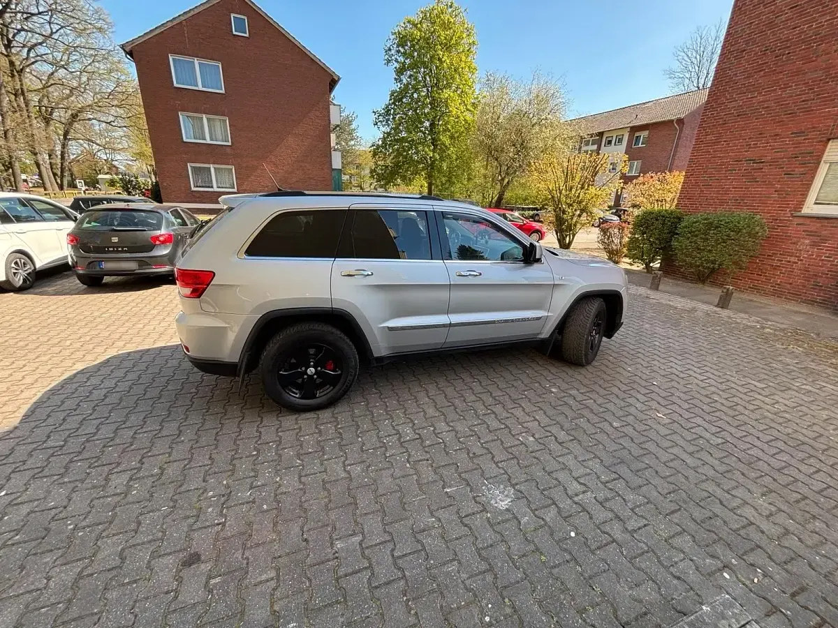 Gebraucht Jeep Grand Cherokee Overland 241 PS (177 kW) 2011 Grau SUV