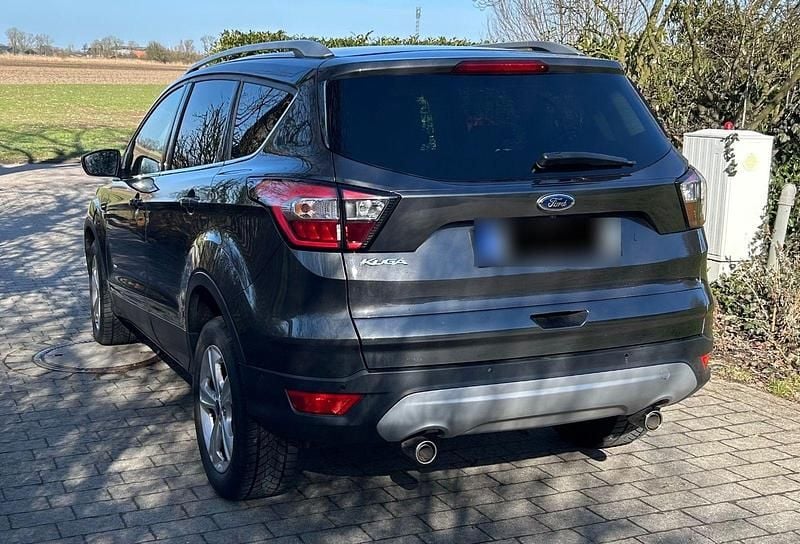 Usado Ford Kuga 179 HP (131 kW) 2017 Cinzento SUV