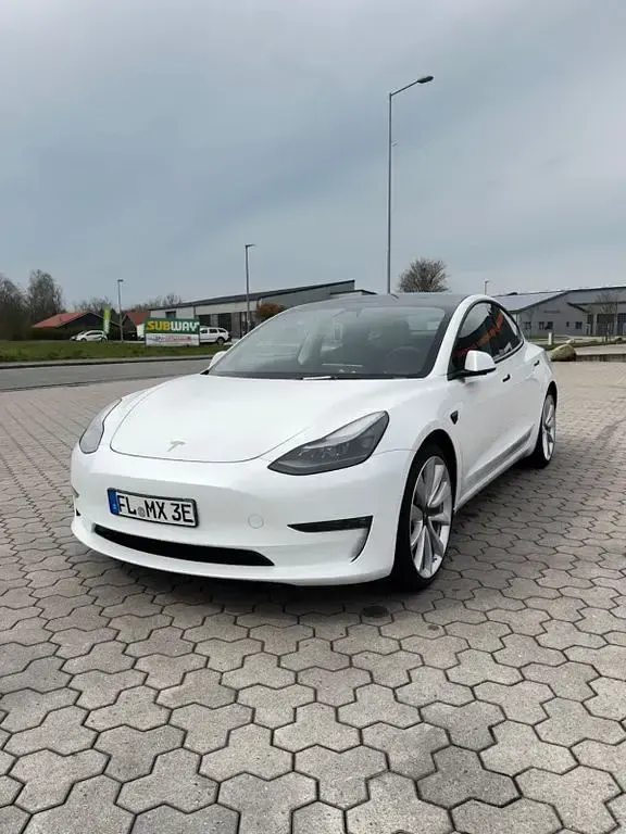 Second-hand Tesla Model 3 366 kW (498 CP) 2021 Alb Berlinǎ
