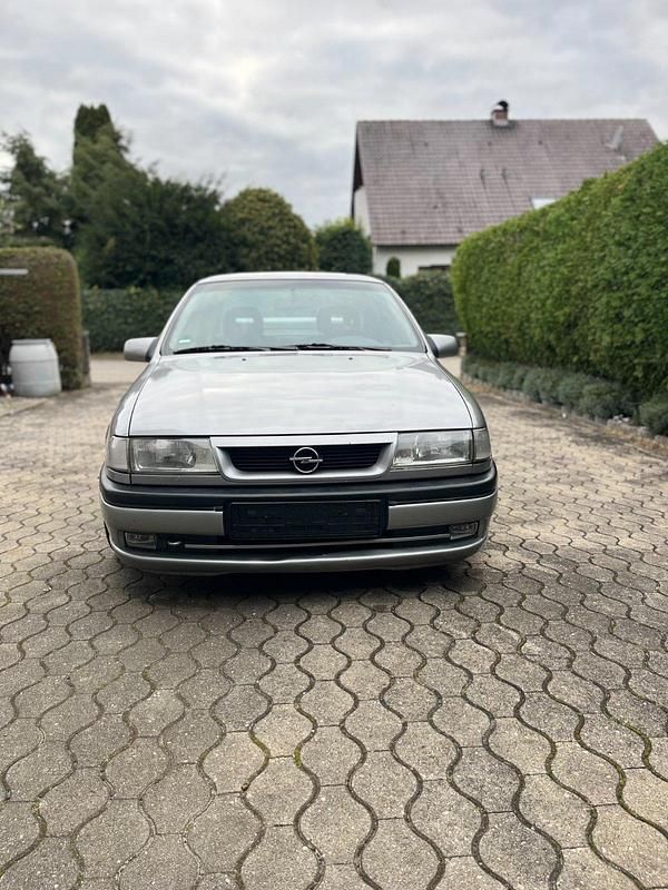 Grau Gebraucht 1994 Opel Vectra Limousine | 1.750 € - Bild 1/4