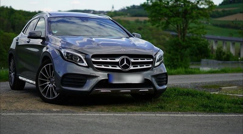 Grau Gebraucht 2018 Mercedes GLA250 AMG SUV | 22.000 € (Fairer Preis) - Bild 1/4