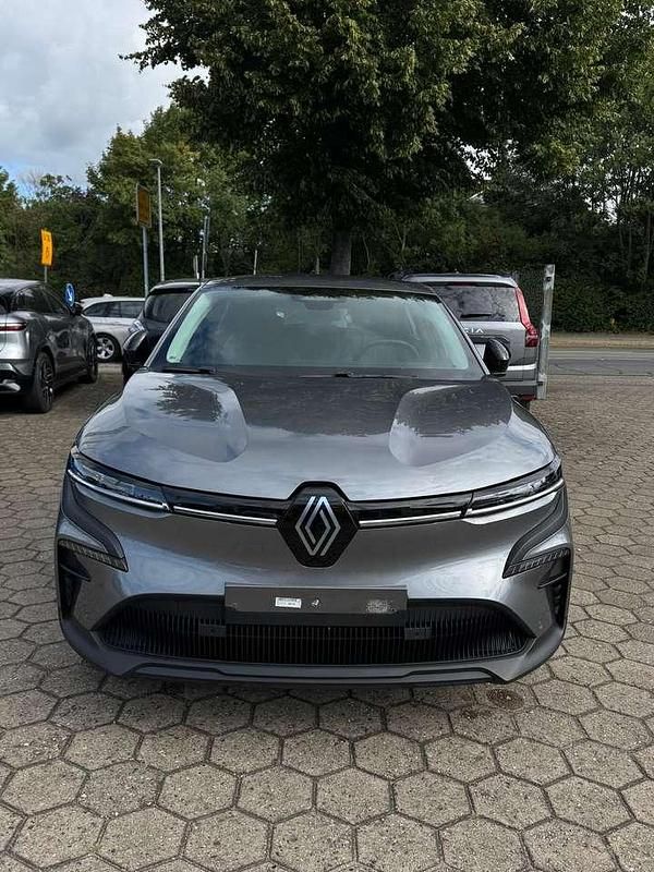 Schiefergrau Gebraucht 2023 Renault Megane E-Tech Evolution Limousine | 28.950 € (Etwas zu teuer) - Bild 1/4