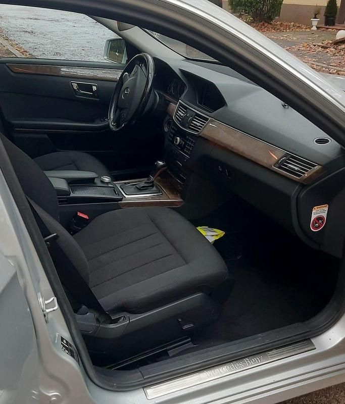 Gebraucht Mercedes E220 Elegance 170 PS (125 kW) 2011 Silber Kombi