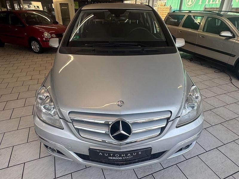 Gebraucht Mercedes B180 95 PS (69 kW) 2011 Silber Van / Kleinbus
