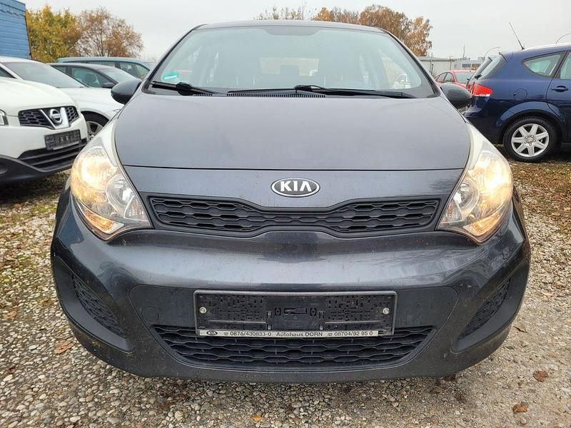 Grau Gebraucht 2014 Kia Rio Limousine | 6.499 € (Fairer Preis) - Bild 1/4