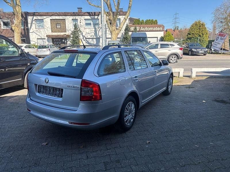 Gebraucht Skoda Octavia Ambiente 105 PS (77 kW) 2011 Silber Kombi