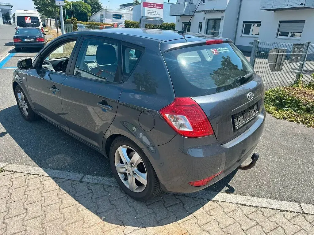 Gebraucht Kia Ceed Vision 125 PS (91 kW) 2011 Grau Kleinwagen