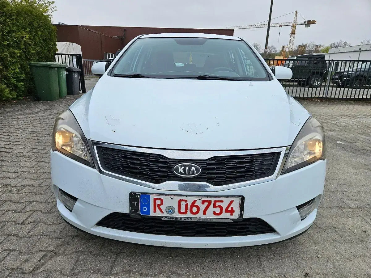 Gebraucht Kia Ceed 105 PS (77 kW) 2012 Weiß Kleinwagen