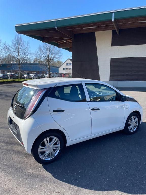 Gebraucht Toyota Aygo 69 PS (50 kW) 2017 Weiß Kleinwagen