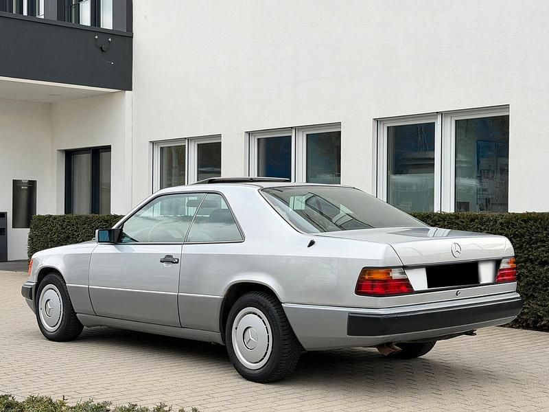 Gebraucht Mercedes E300 179 PS (131 kW) 1992 Silber Coupé