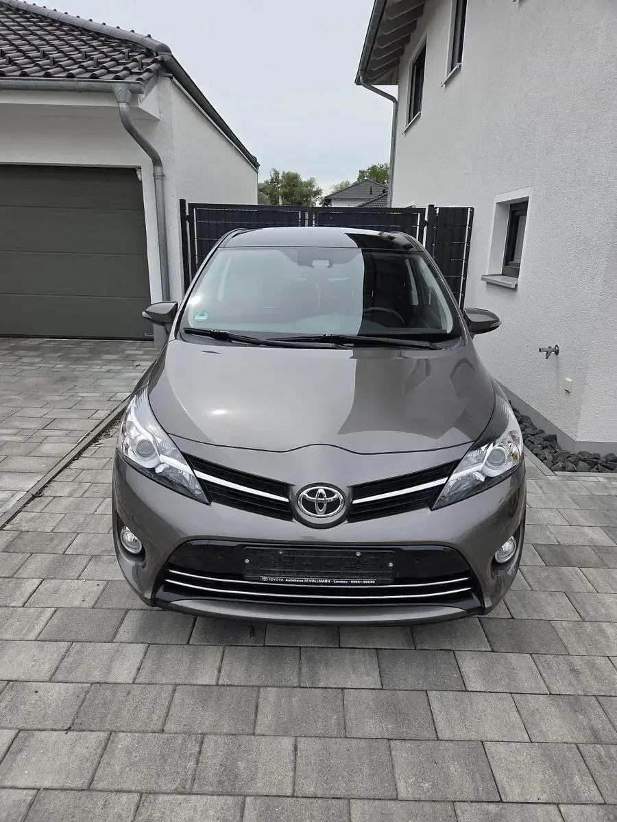 Gebraucht Toyota Verso 147 PS (108 kW) 2016 Grau Van / Kleinbus