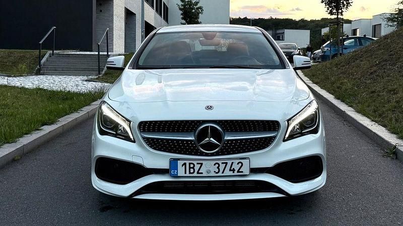 Weiß Gebraucht 2018 Mercedes 180 AMG Limousine | 22.500 € (Fairer Preis) - Bild 1/4