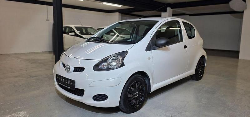 Weiß Gebraucht 2010 Toyota Aygo Kleinwagen | 3.499 € (Fairer Preis) - Bild 1/4