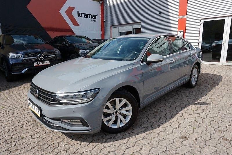 Grau Gebraucht 2022 VW Passat Limousine | 19.490 € - Bild 1/4