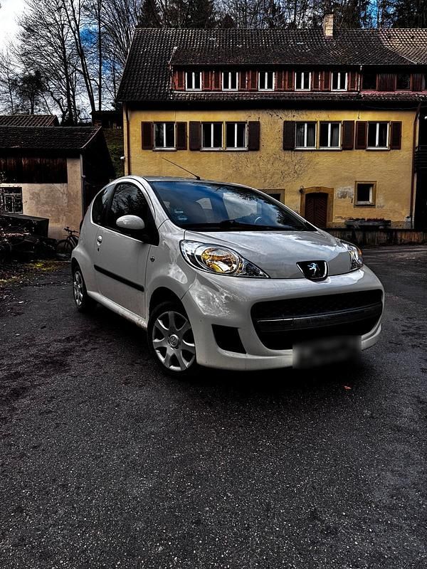 Weiß Gebraucht 2011 Peugeot 107 Kleinwagen | 1.850 € (Fairer Preis) - Bild 1/4