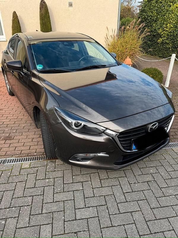 Grau Gebraucht 2017 Mazda 3 Exclusive-Line Limousine | 12.500 € (Fairer Preis) - Bild 1/4