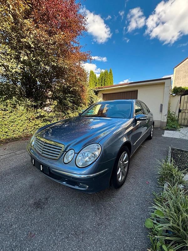 Blau Gebraucht 2005 Mercedes E240 Limousine | 8.500 € - Bild 1/4