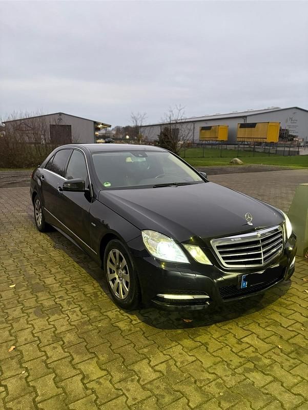 Schwarz Gebraucht 2012 Mercedes E250 Avantgarde Limousine | 5.999 € (Guter Preis) - Bild 1/4