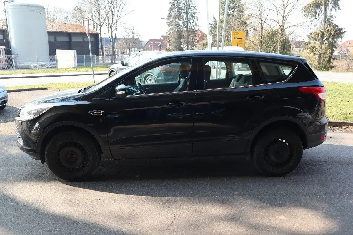 Gebraucht Ford Kuga Trend 120 PS (88 kW) 2016 Schwarz SUV