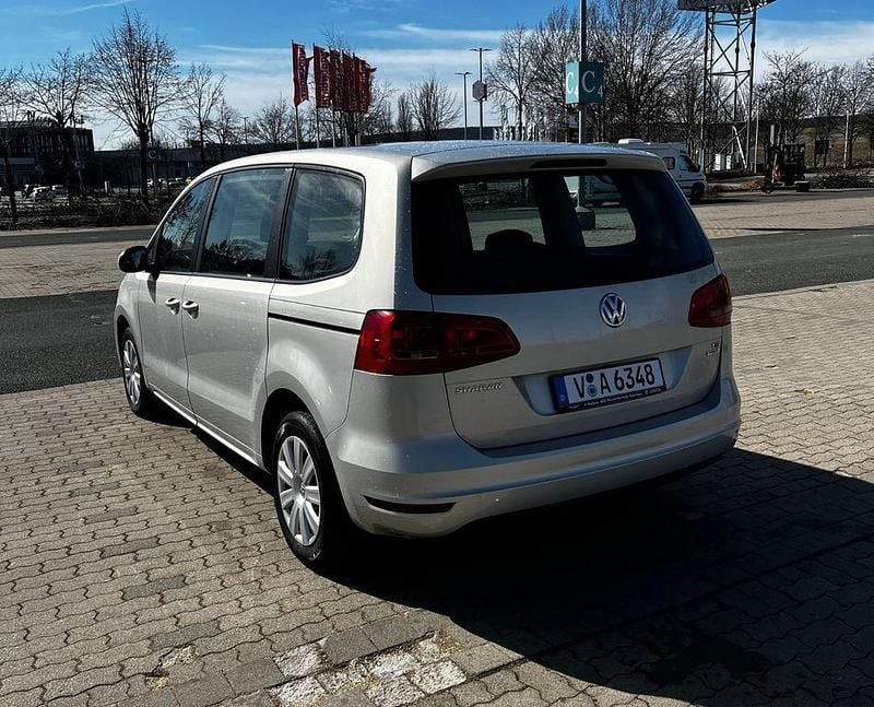 Second-hand VW Sharan 150 CP (110 kW) 2011 Argintiu Monovolum