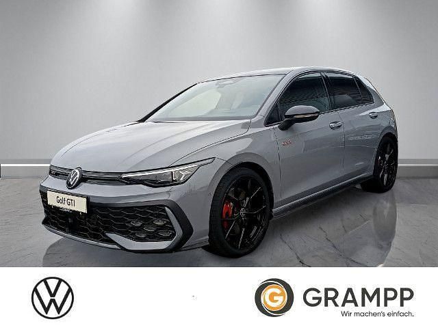 Mondsteingrau Neu 2025 VW Golf VIII GTI Limousine | 49.750 € - Bild 1/4