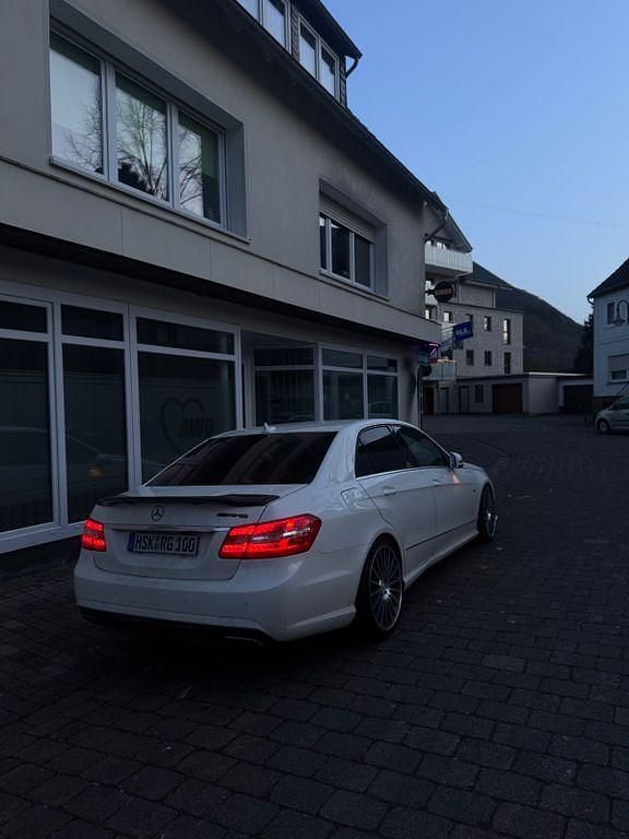 Gebraucht Mercedes E350 AMG 306 PS (225 kW) 2012 Weiß Limousine