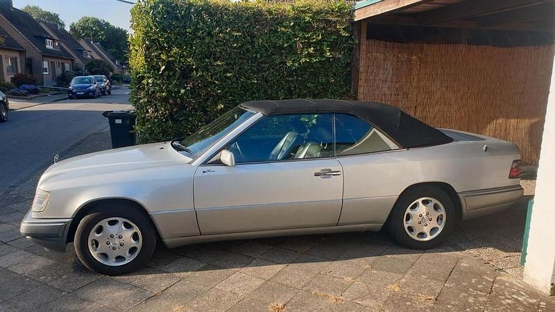 Silber Gebraucht 1993 Mercedes 220 Cabrio | 22.999 € - Bild 1/4