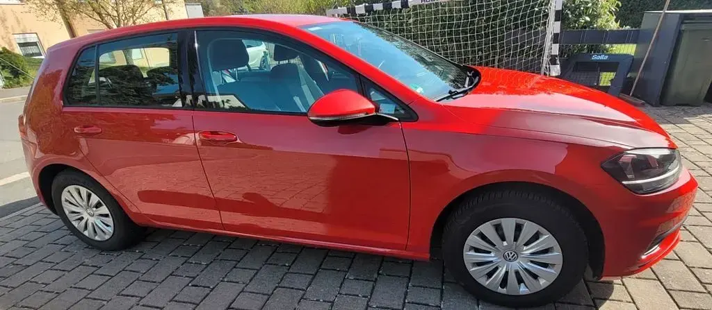 Gebraucht VW Golf VII Trendline 110 PS (80 kW) 2018 Rot Limousine