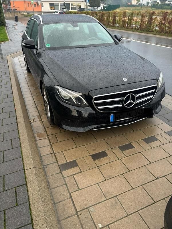Schwarz Gebraucht 2019 Mercedes E200 Avantgarde Kombi | 23.000 € (Fairer Preis) - Bild 1/4