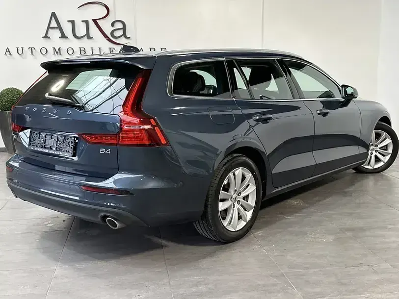 Gebraucht Volvo V60 Momentum 197 PS (144 kW) 2021 Denim blue Kombi