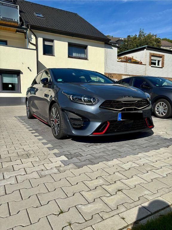 Grau Gebraucht 2022 Kia ProCeed GT 2 Kleinwagen | 26.900 € (Fairer Preis) - Bild 1/4