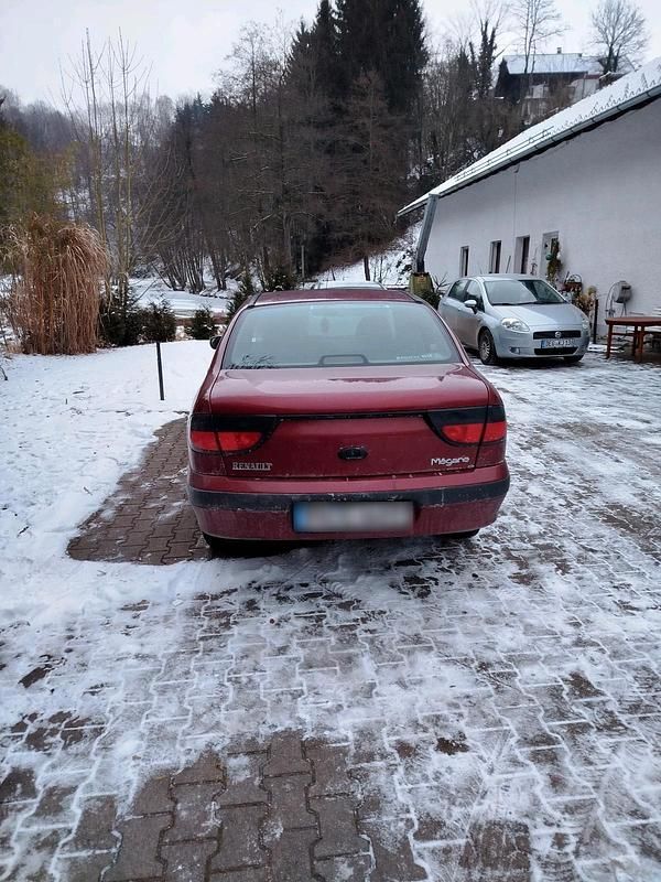 Gebraucht Renault Mégane 90 PS (66 kW) 1997 Rot Limousine