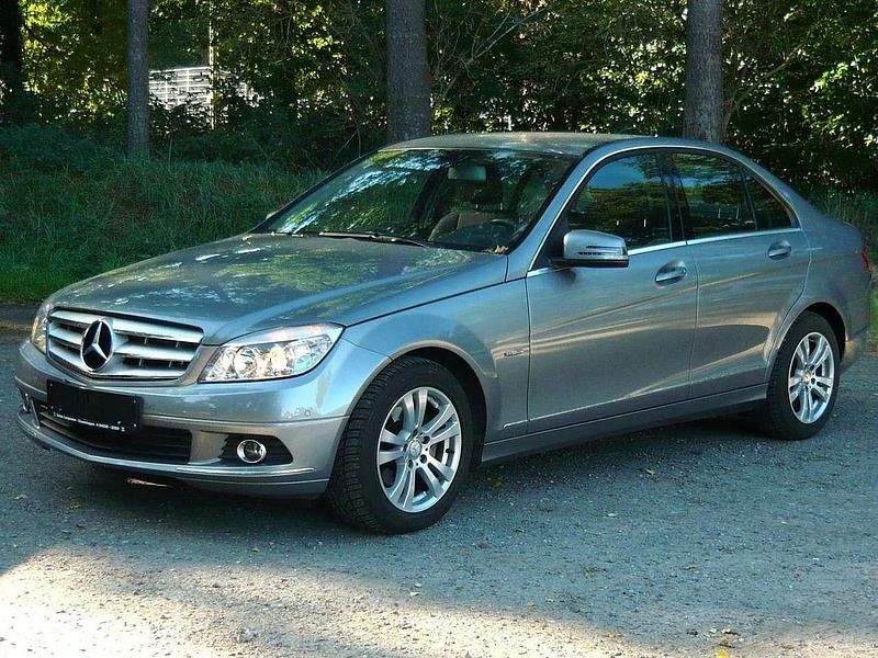 Palladiumsilber Gebraucht 2011 Mercedes C180 Limousine | 12.490 € - Bild 1/4