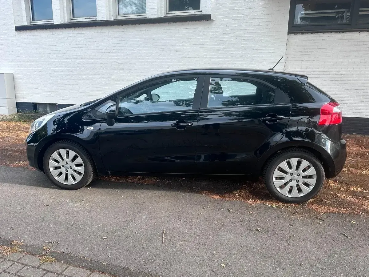 Gebraucht Kia Rio Edition 7 80 PS (58 kW) 2013 Schwarz Kleinwagen