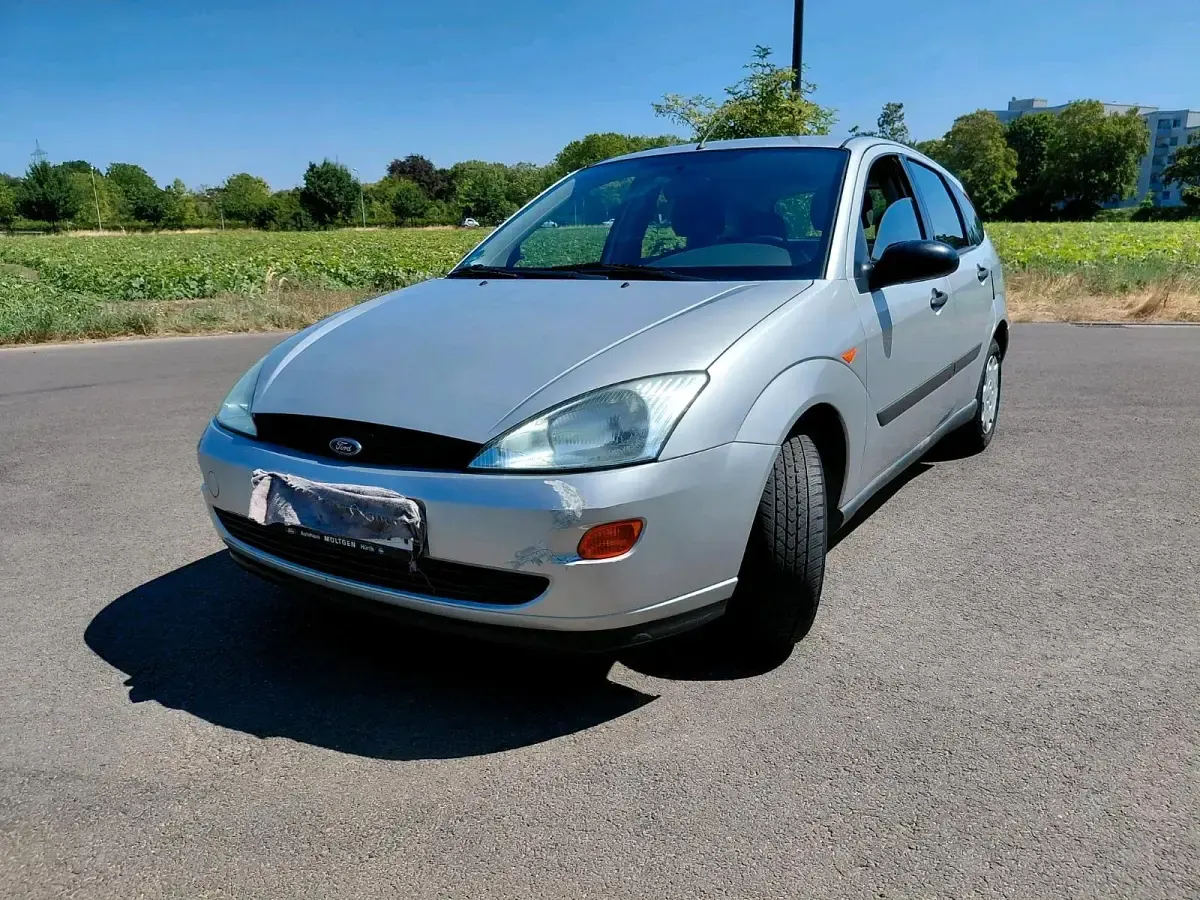 Gebraucht Ford Focus 100 PS (73 kW) 1999 Silber Kleinwagen
