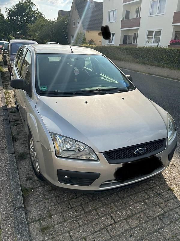 Grau Gebraucht 2006 Ford Focus Limousine | 1.800 € (Etwas zu teuer) - Bild 1/4