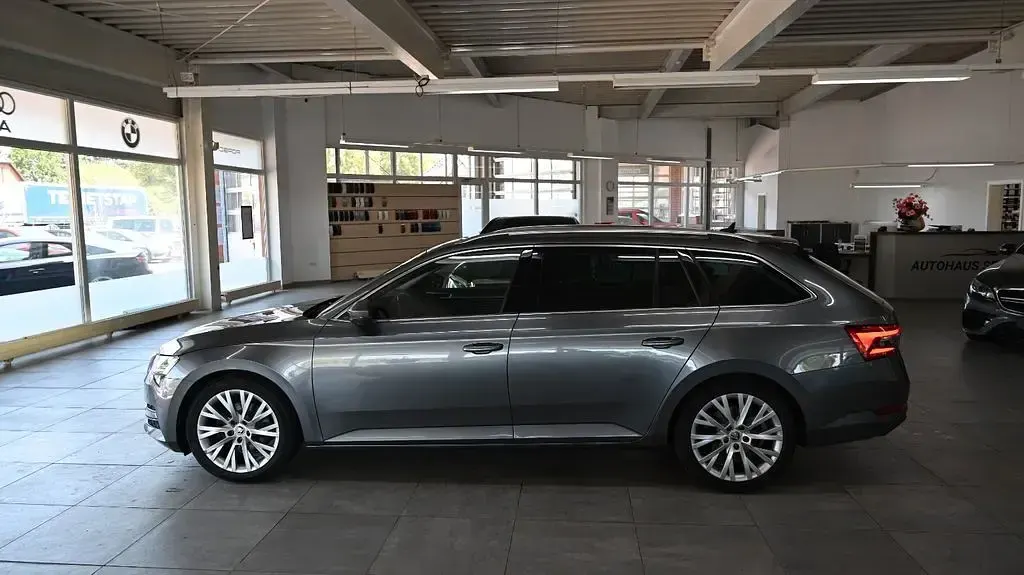 Gebraucht Skoda Superb Premium Edition 200 PS (147 kW) 2023 Grau Kombi